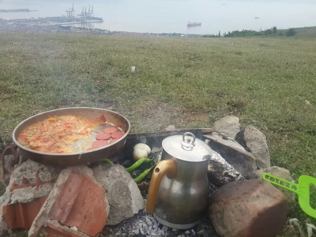 Kocaeli dağlarında, motosikletlerin yanında ateşte hazırlanan sabah kahvaltısı