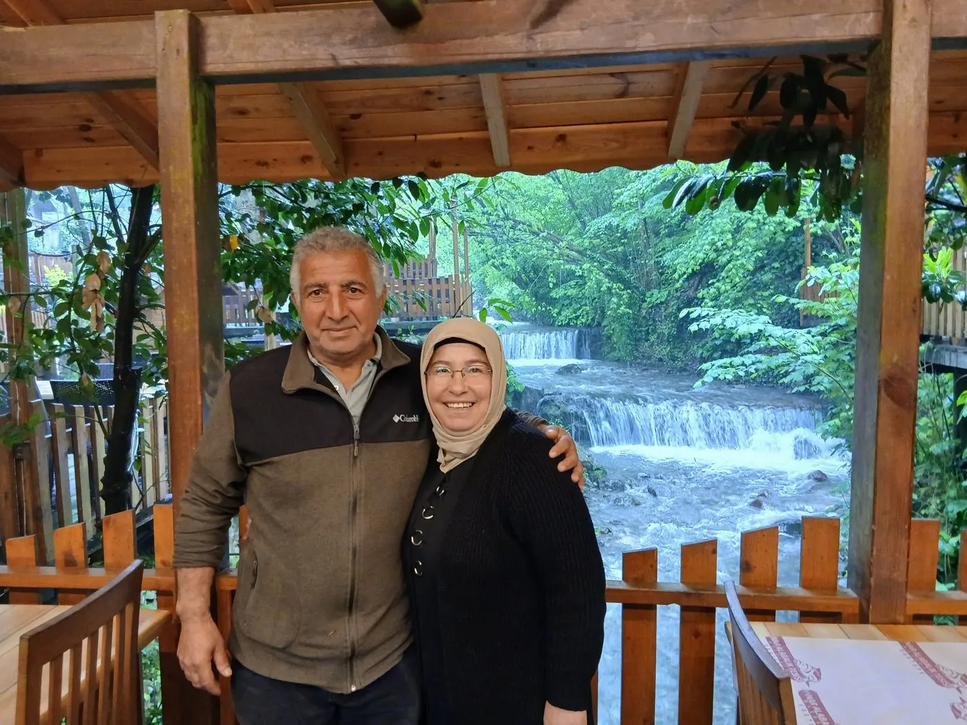 Annemle babam, arkalarında akan su