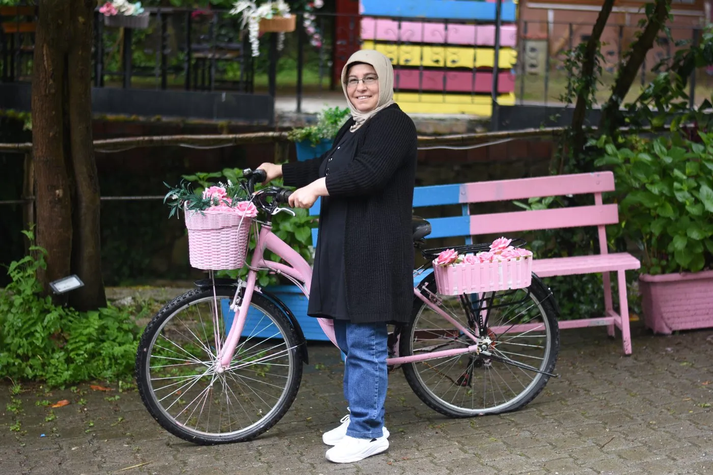 Pembe bisikletin yanında annem