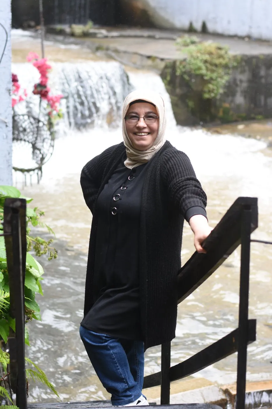 Şelalenin önünde gülümseyen annem