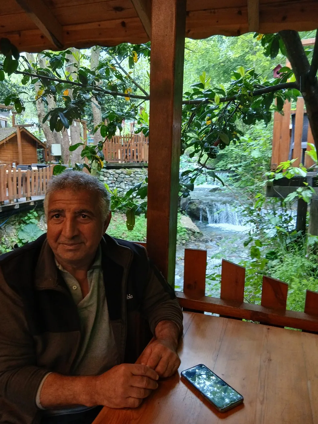 Dere kenarındaki ahşap kameriyede masada oturan babam