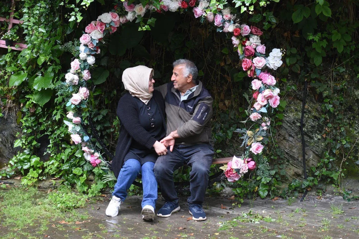Çiçekli çemberin içinde annemle babam, ikinci poz