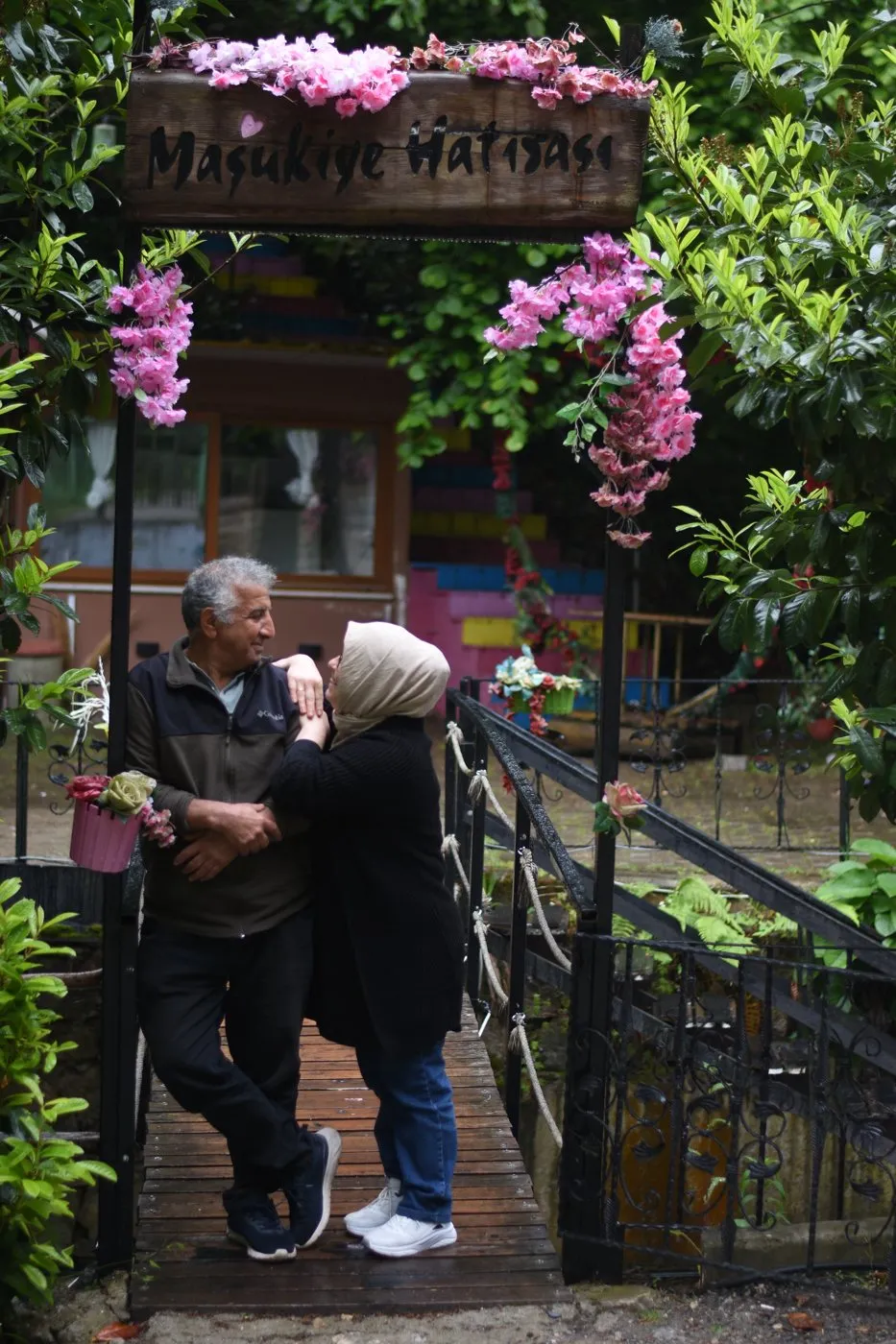 Aynı kemerin altında annemle babamın ikinci pozu
