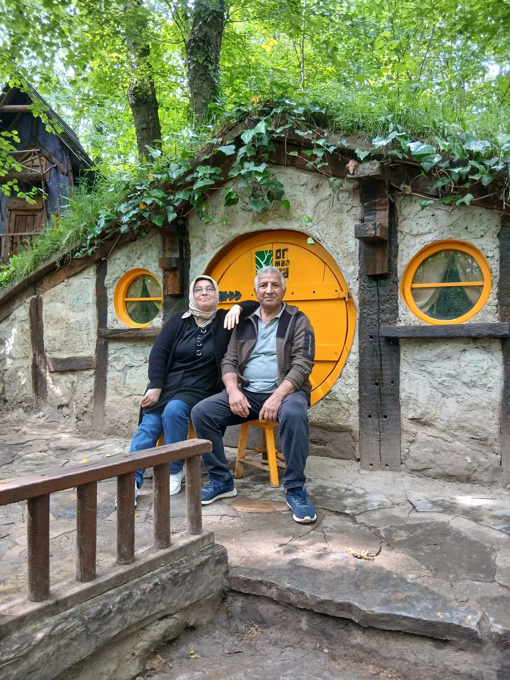 Yuvarlak kapılı evin önünde, ikinci poz