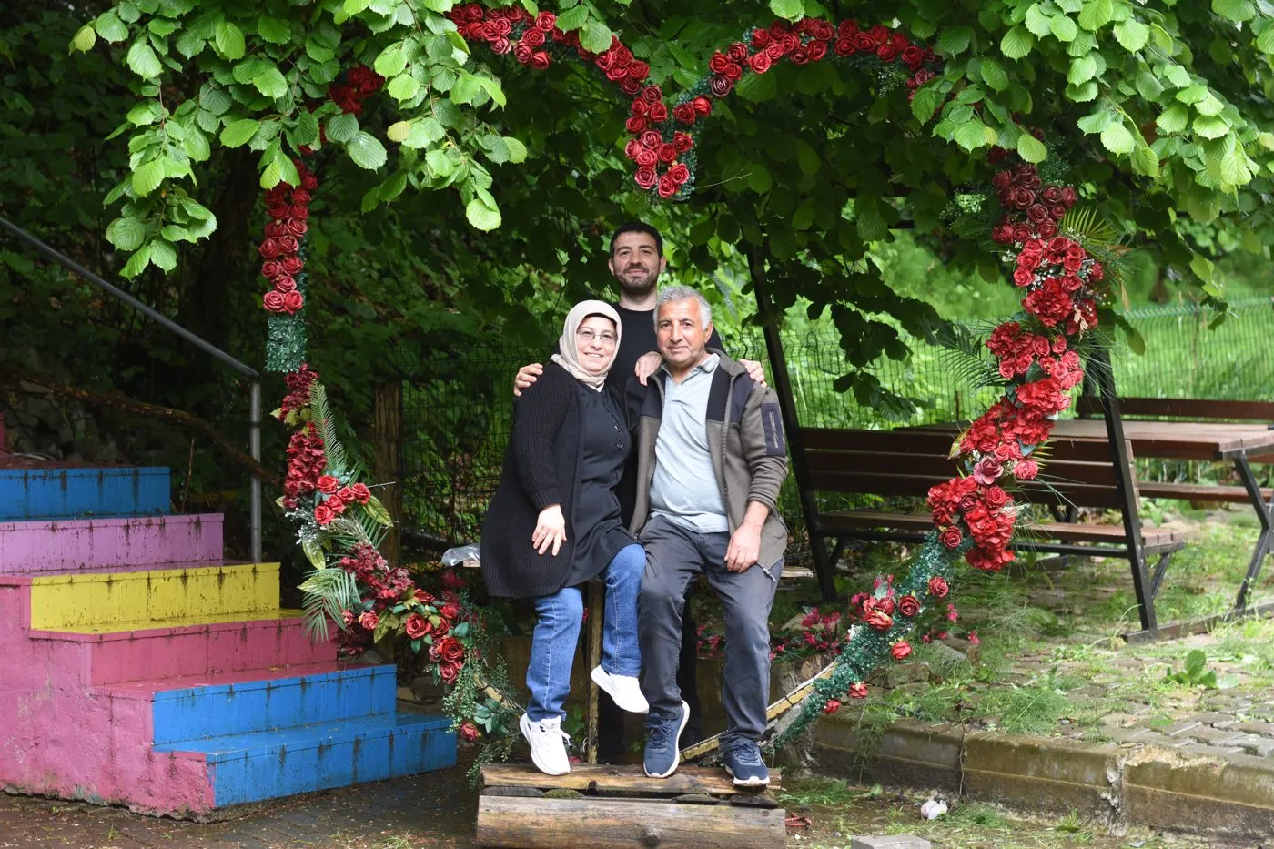 Çiçeklerden kalbin içinde oturan annemle babam