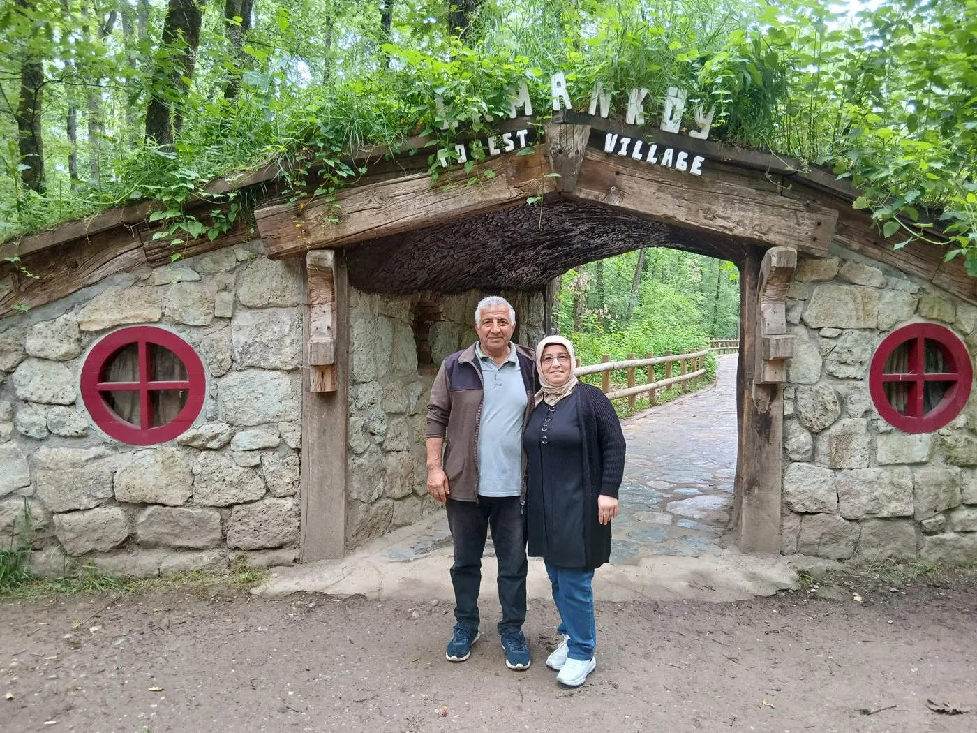 Orman köyünün taş girişinde annemle babam