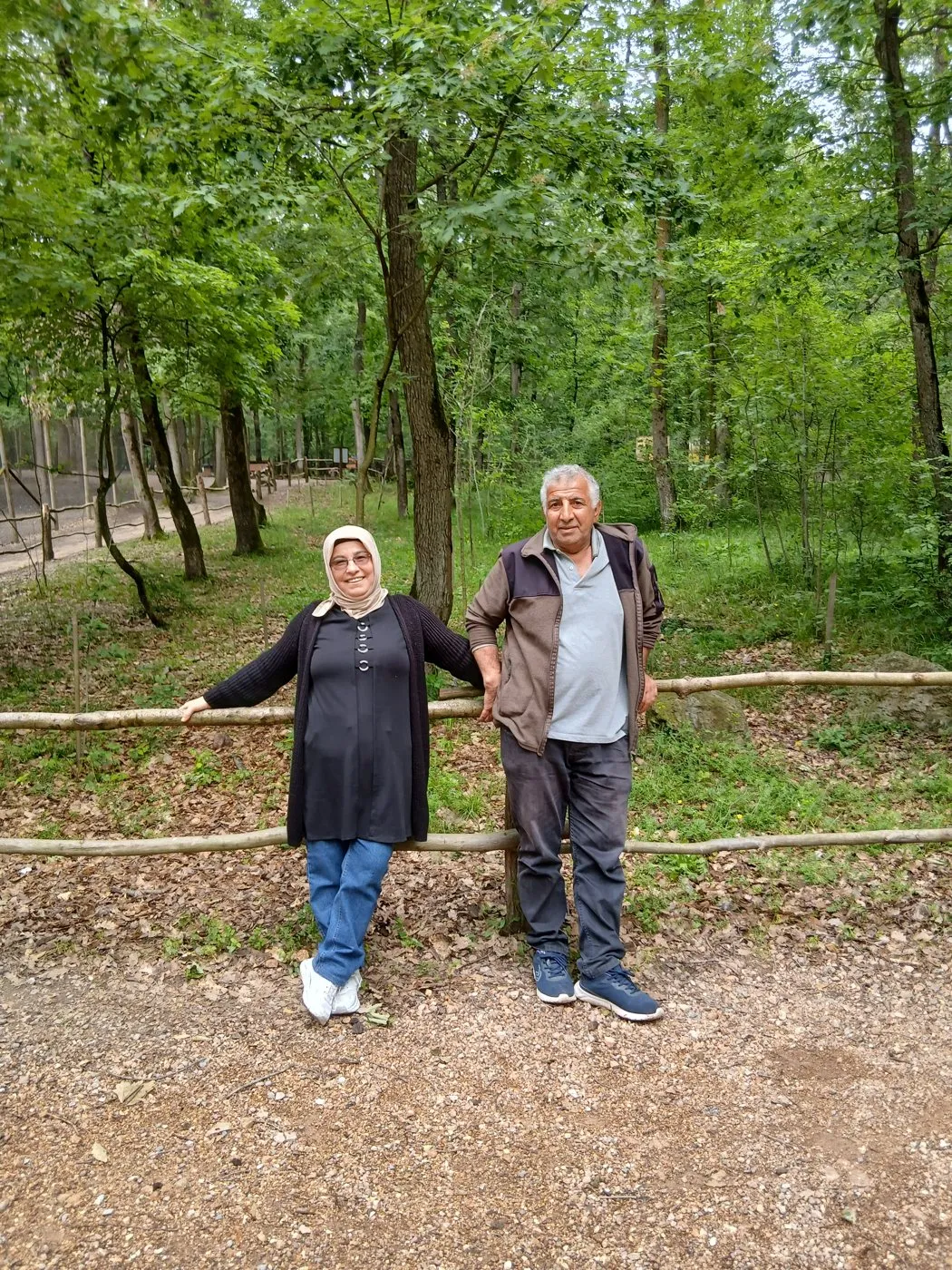Ormanda yan yana duran annemle babam
