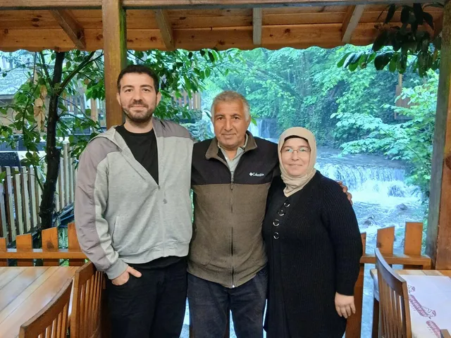 Maşukiye'de, arkada şelale akarken annem, babam ve ben