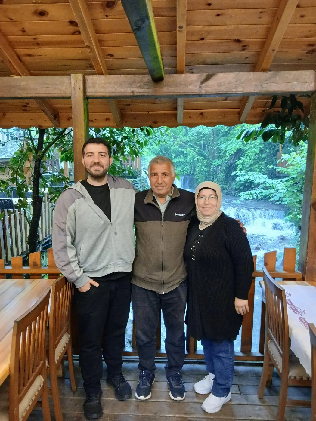 Maşukiye'de, arkada şelale akarken annem, babam ve ben