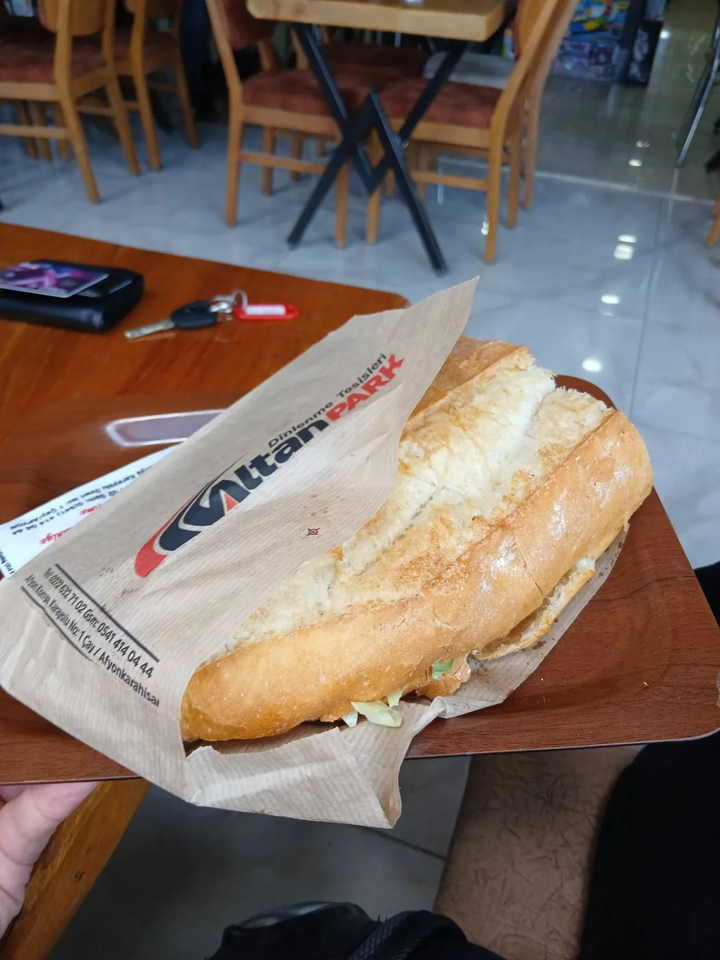 Kâğıda sarılı Afyon sucuklu ekmek