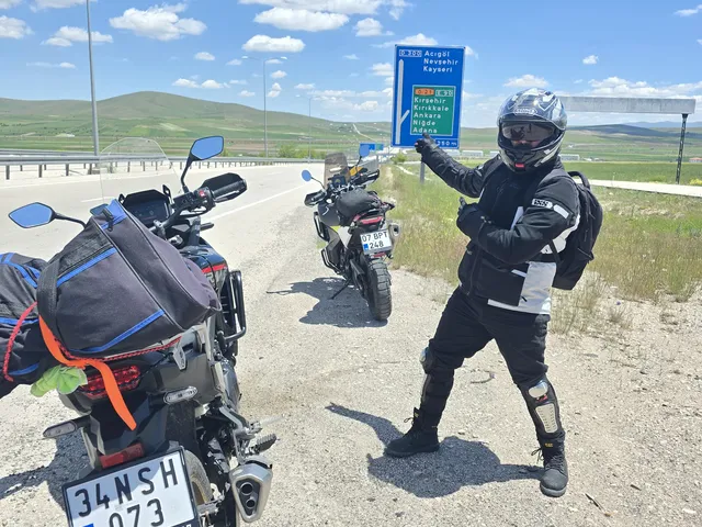 Kocaeli dağlarında, motosikletlerin yanında ateşte hazırlanan sabah kahvaltısı