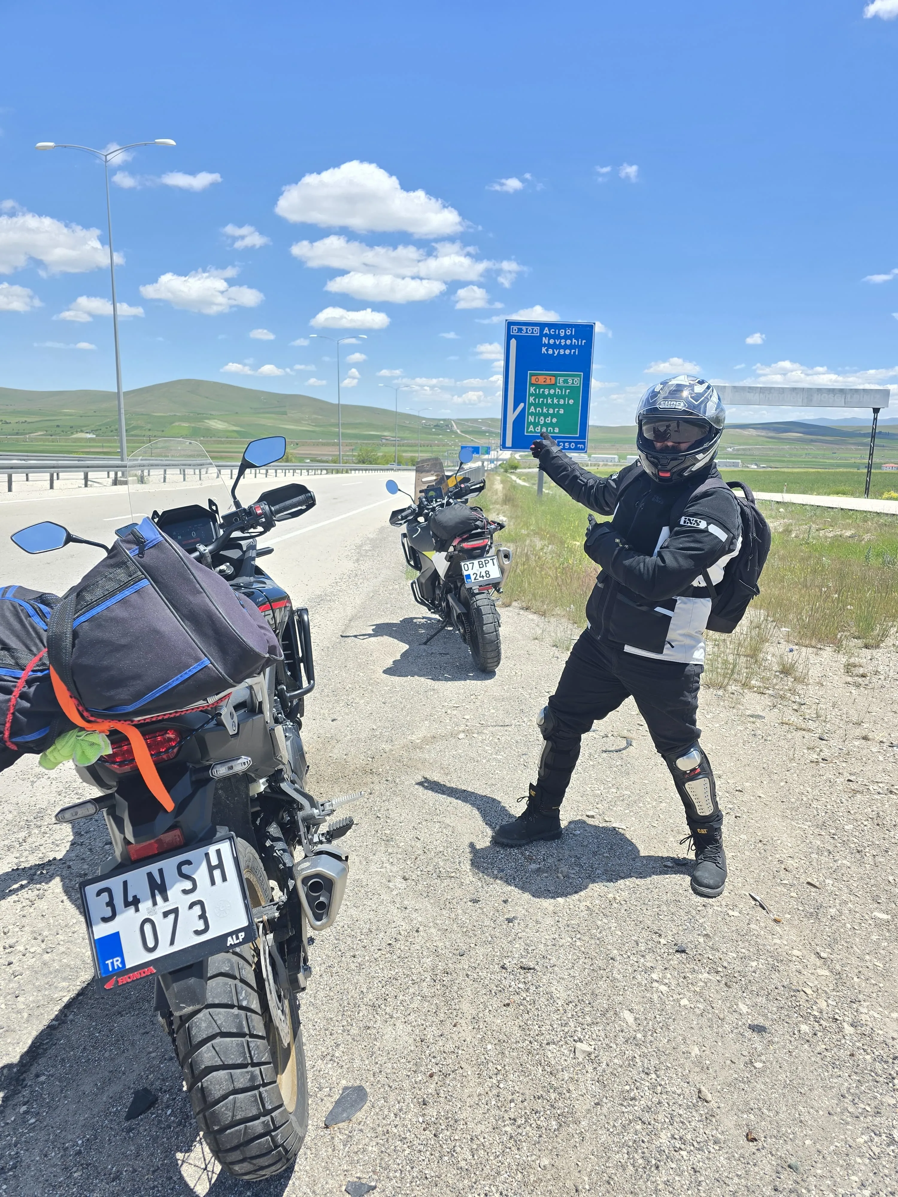 Kocaeli dağlarında, motosikletlerin yanında ateşte hazırlanan sabah kahvaltısı