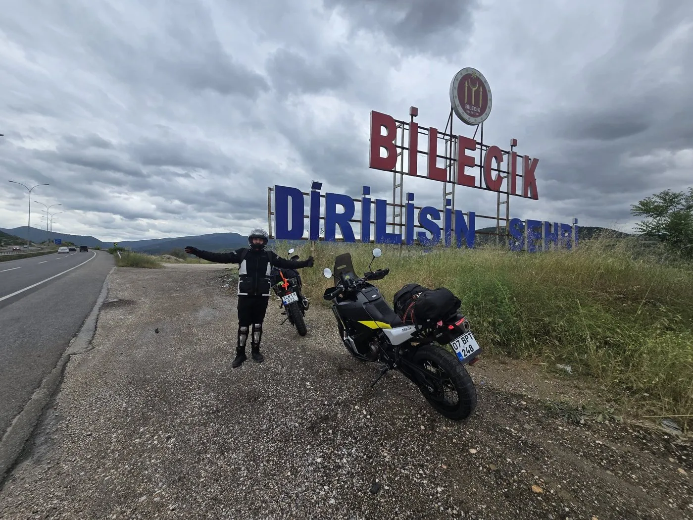 Bilecik “Dirilişin Şehri” yazısının önünde motosikletle hatıra fotoğrafı