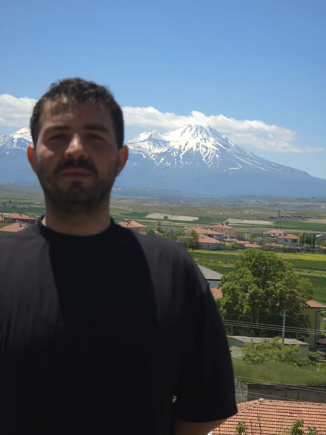 Arkada karlı Hasan Dağı ile portre