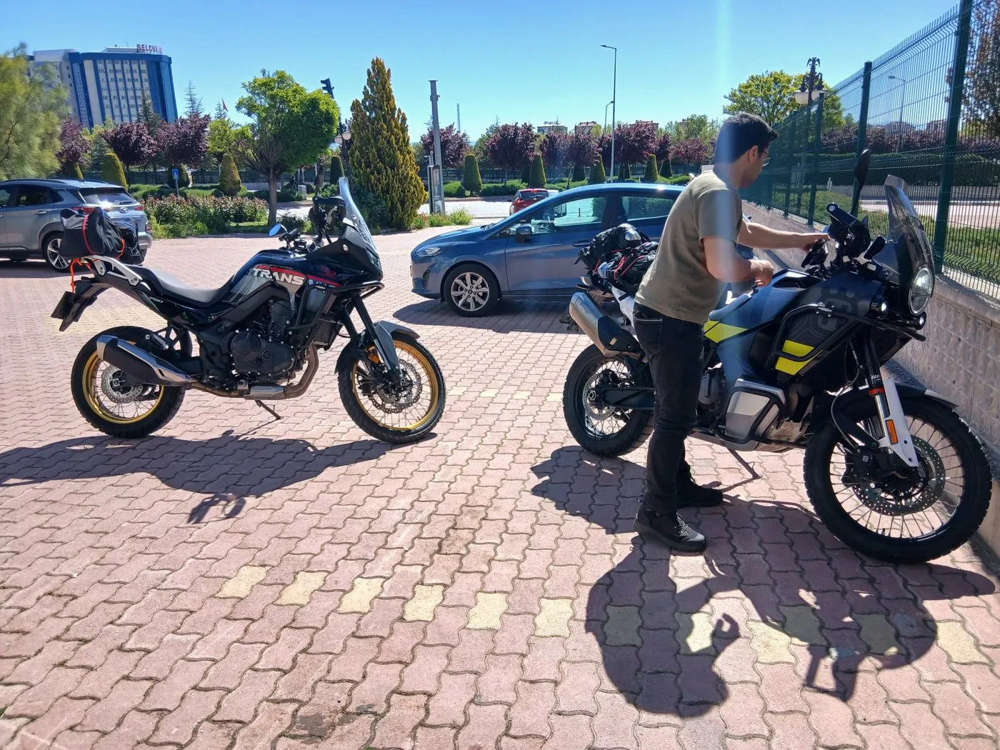 Konukevinin önünde park edilmiş iki motosiklet