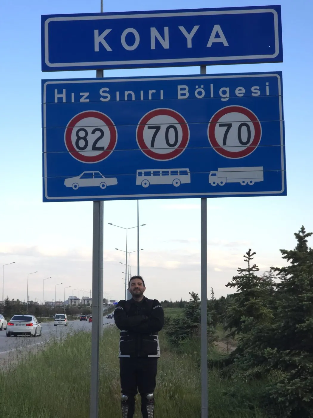 Konya tabelasının altında motosikletli bir mola