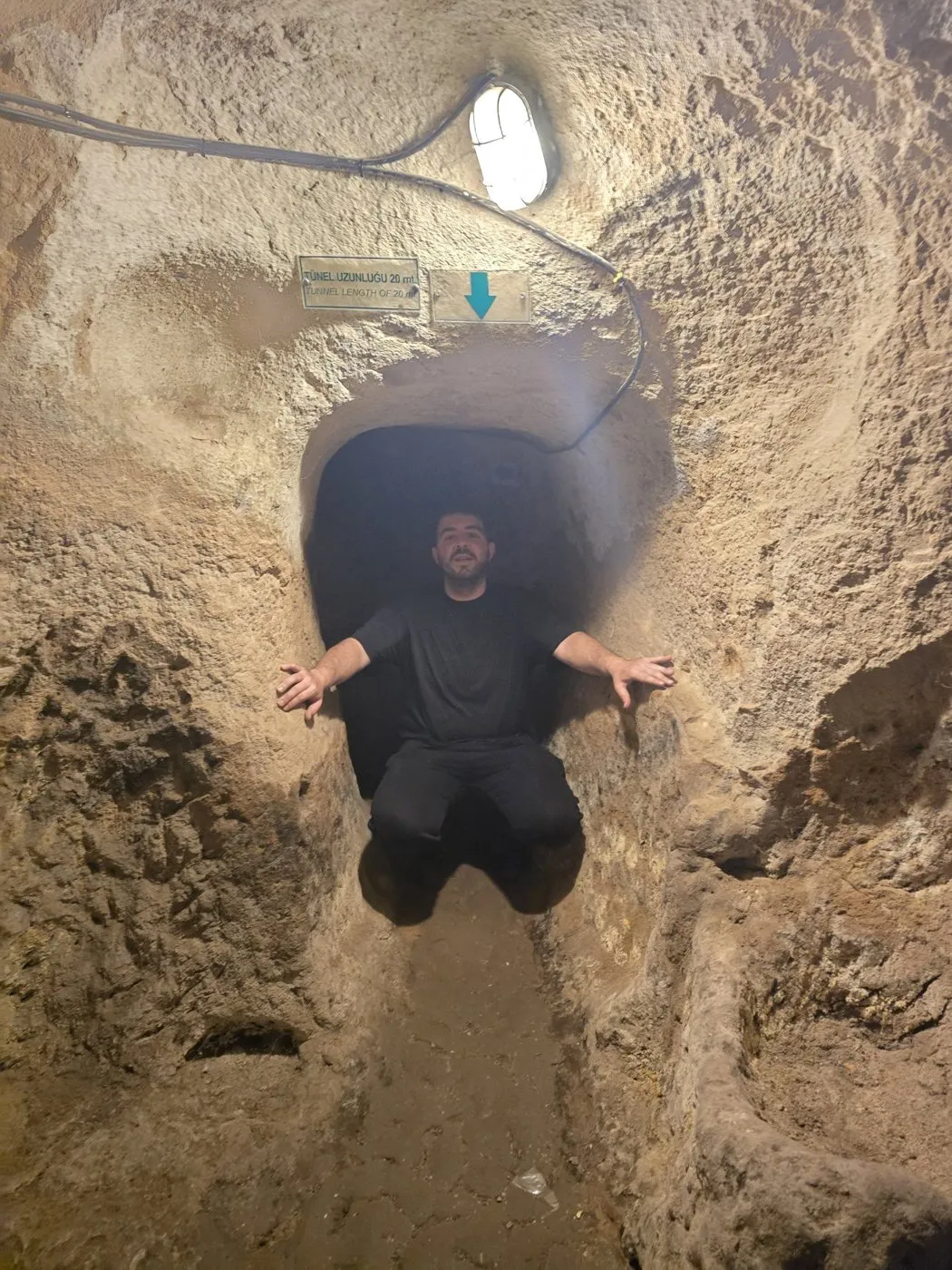 Yeraltı şehrinin kayaya oyulmuş tünellerinden biri