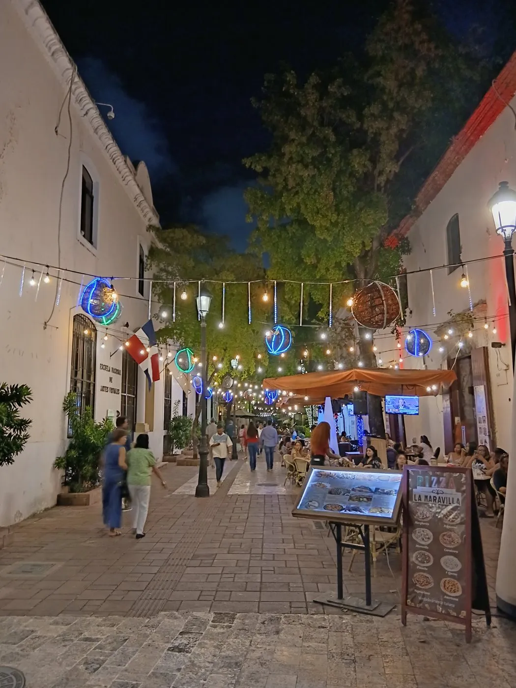 Işık zincirleriyle süslenmiş, restoranların sıralandığı yaya sokağı