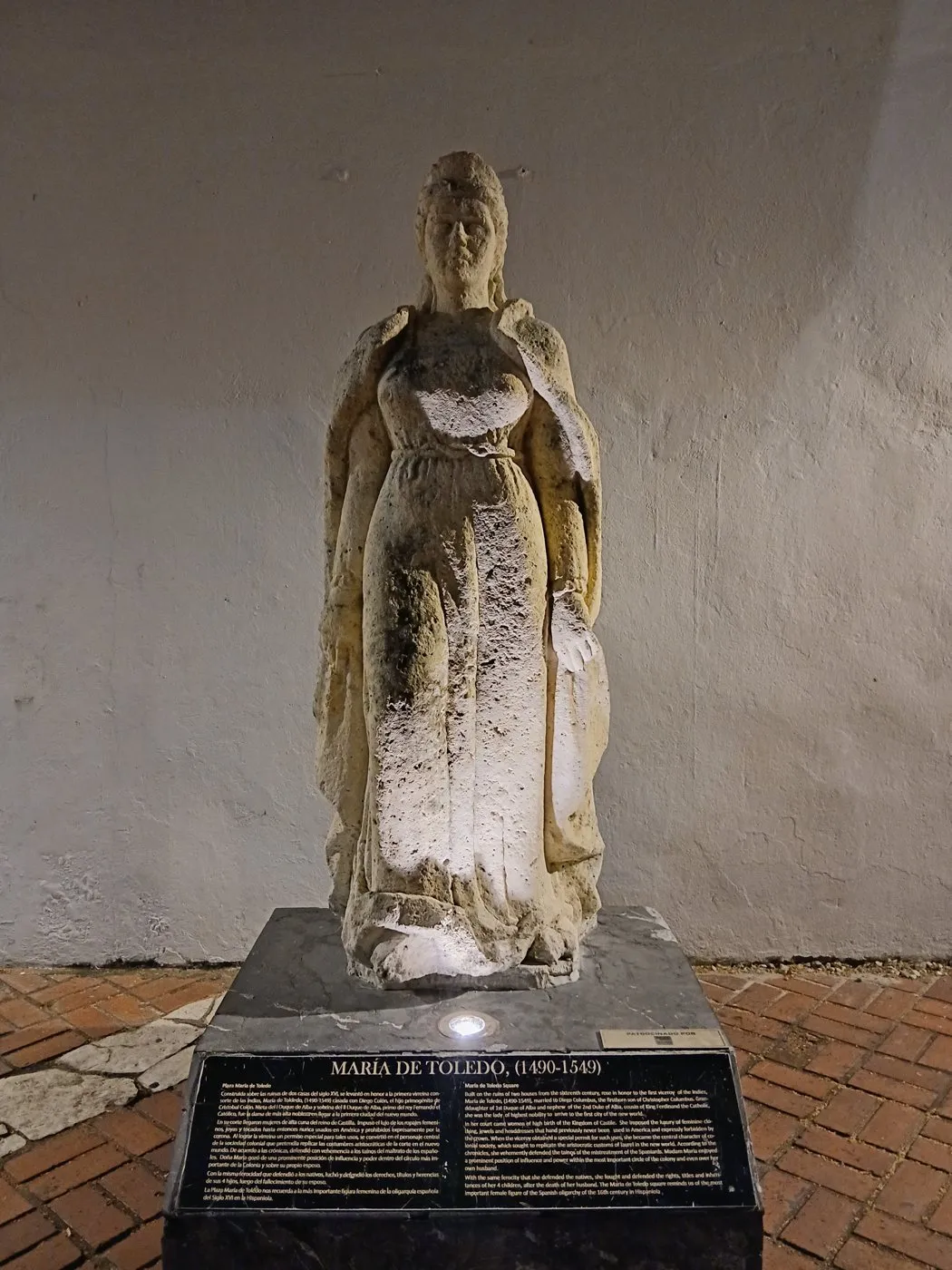 Kaidesinde “María de Toledo (1490–1549)” yazan taş heykel