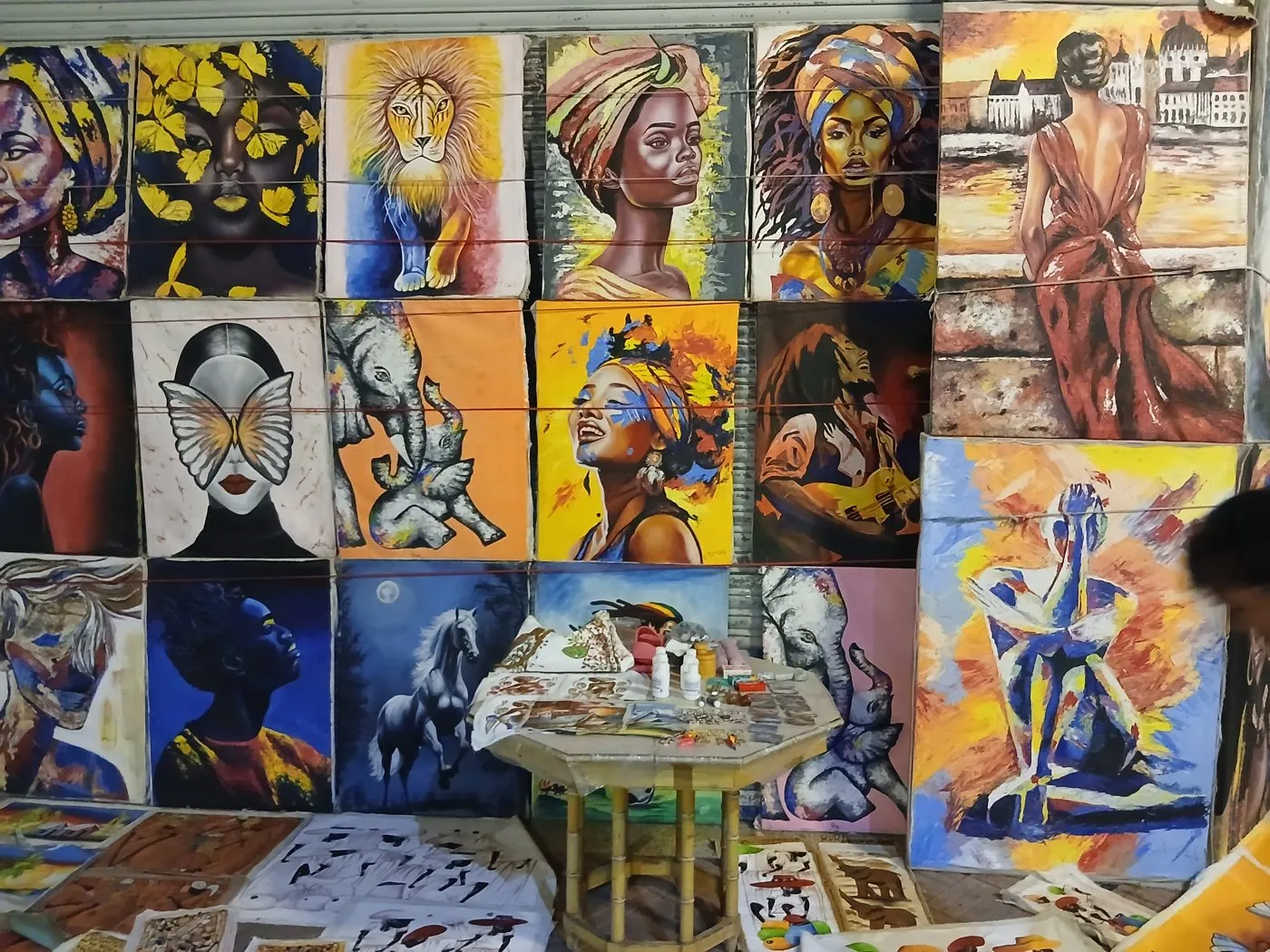 Zona Colonial'de sokak ressamlarının sergilediği rengârenk tablolar