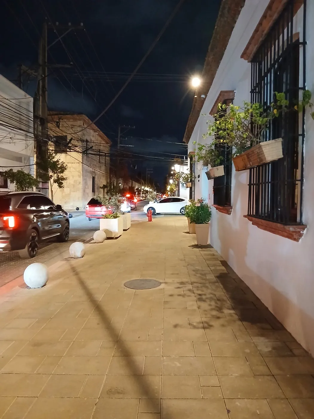 Gece Zona Colonial’de, alçak beyaz evlerin arasından uzanan sokak
